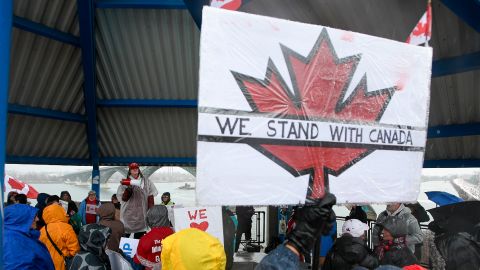 Protesta en contra de imponer aranceles a Canadá cerca del cruce fronterizo The Peace Bridge en Buffalo, Nueva York, el 2 de abril de 2025.