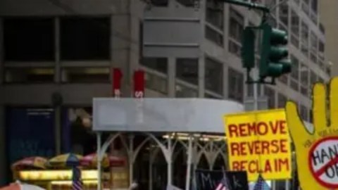 Los organizadores convocaron la protesta bajo el lema "Manos fuera".