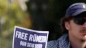 La detención por agentes vestidos de civil de Rumeysa Ozturk, estudiante de la Universidad de Tufts y ciudadana turca, ha generado protestas.