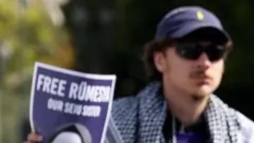 La detención por agentes vestidos de civil de Rumeysa Ozturk, estudiante de la Universidad de Tufts y ciudadana turca, ha generado protestas.