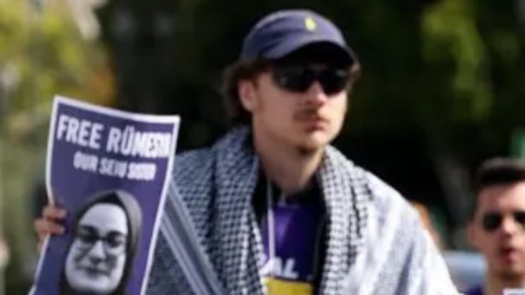 La detención por agentes vestidos de civil de Rumeysa Ozturk, estudiante de la Universidad de Tufts y ciudadana turca, ha generado protestas.