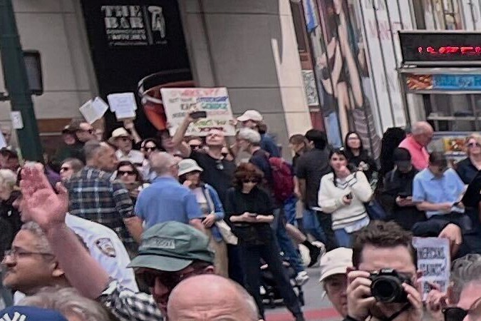 Protesta contra las políticas del presidente Donald Trump el sábado 19 de abril de 2025 en Nueva York.