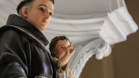 Figura religiosa de San Antonio de Padua, el santo de las cosas perdidas.