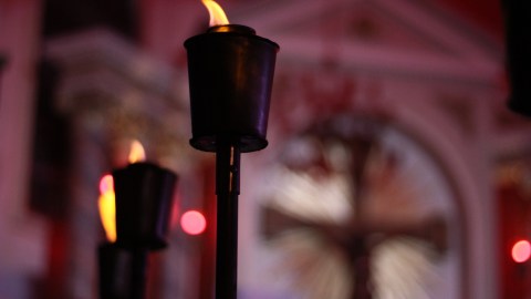 La iglesia honra a santos que dejaron un legado espiritual.