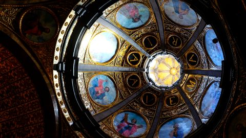 La Iglesia honra a los santos a través del santoral católico.