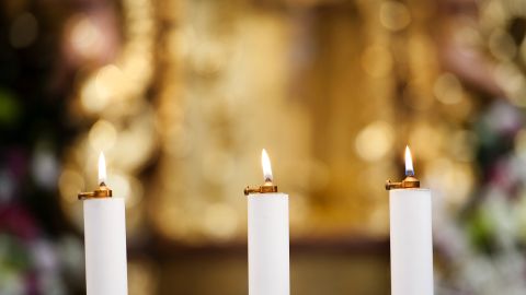 El 26 de abril se honran a figuras del catolicismo que dejaron huella espiritual.