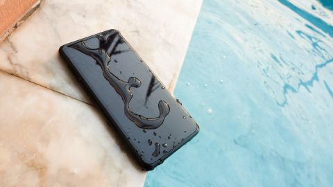 Mojar el teléfono puede provocar daños incluso si este cuenta con certificación IP68