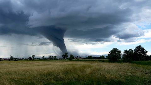 El domingo se reportaron más de 10 tornados en Nebraska y granizo.