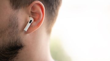 Los AirPods son uno de los audífonos más conocidos que cuentan con la tecnología de cancelación de ruido