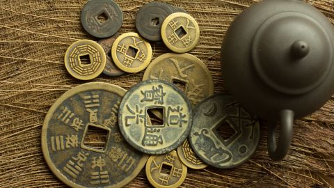 Las monedas chinas son símbolo de abundancia en la astrología oriental.