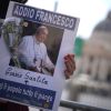 "Adiós Francisco. Hoy todo el pueblo está llorando por ti", expresa un cartel desde el Vaticano.