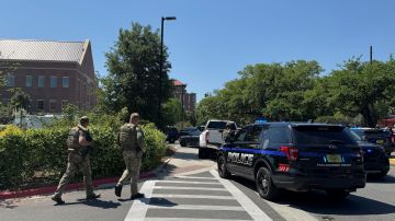 Agentes del orden en la escena del tiroteo en la Universidad Estatal de Florida en Tallahassee.