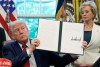 El presidente Donald Trump muestra una orden ejecutiva sobre educación junto a la secretaria de Educación Linda McMahon.