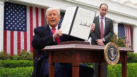 Donald Trump con la orden ejecutiva que impone los llamados aranceles "recíprocos".