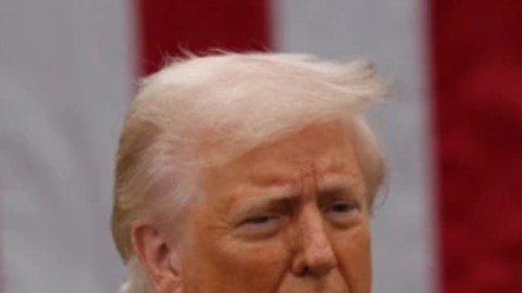 Trump sostiene un cartel con la lista de países afectados por los aranceles.
