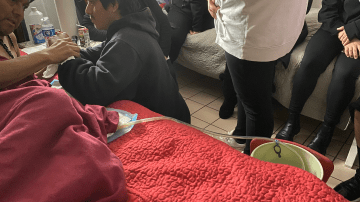José Alejandro Lemuz y su hijo Alejandro, momentos antes de tomar el medicamento de ayuda médica para morir.