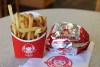 La hamburguesa de pollo picante de Wendy's también puedes ordenarla en combo, con papas fritas y bebida.