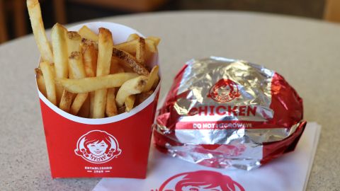 La hamburguesa de pollo picante de Wendy's también puedes ordenarla en combo, con papas fritas y bebida.
