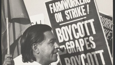 Una de las fotografía es de César Chávez, amigo de Ruiz y cofundador del sindicato United Farm Workers.