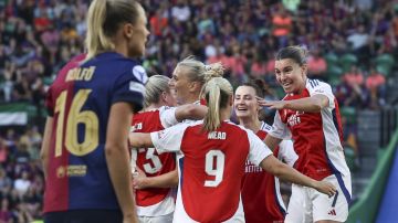 Lisbon (Portugal), 24/05/2025.- Arsenal's players celebrate a goal against Barcelona during the UEFA Women's Champions League final between Arsenal and Barcelona at Alvalade XXI Stadium in Lisbon, Portugal, 24 May 2025. (Liga de Campeones, Lisboa) EFE/EPA/MIGUEL A. LOPES