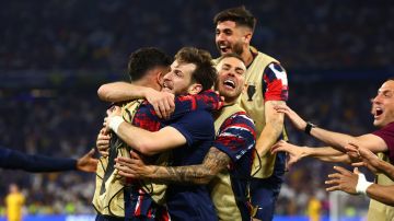Munich (Germany), 31/05/2025.- Khvicha Kvaratskhelia (C) of PSG celebrates with teammates after scoring the 4-0 goal during the UEFA Champions League final between Paris Saint-Germain and Internazionale Milano, in Munich, Germany, 31 May 2025. (Liga de Campeones, Alemania) EFE/EPA/ANNA SZILAGYI