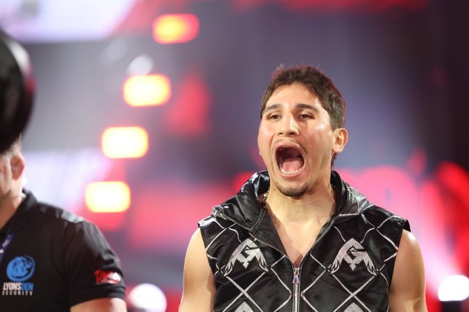 Los primeros momentos de Marco Verde en el ring como peleador profesional. El originario de Mazatlán no tuvo problemas para ganar en su debut.