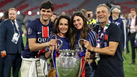 Munich (Germany), 01/06/2025.- PSG head coach Luis Enrique (R) and his family pose with the trophy after the team won the UEFA Champions League final between Paris Saint-Germain and Internazionale Milano in Munich, Germany 31 May 2025. PSG won 5-0. (Liga de Campeones, Alemania) EFE/EPA/RONALD WITTEK