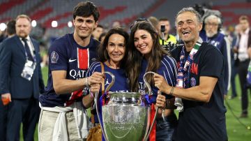 Munich (Germany), 01/06/2025.- PSG head coach Luis Enrique (R) and his family pose with the trophy after the team won the UEFA Champions League final between Paris Saint-Germain and Internazionale Milano in Munich, Germany 31 May 2025. PSG won 5-0. (Liga de Campeones, Alemania) EFE/EPA/RONALD WITTEK