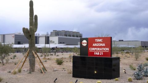 La hermética fábrica de Arizona que expone las contradicciones del plan de Trump para impulsar una nueva "edad de oro" en EE.UU.