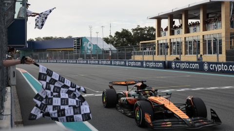 MIAMI GARDENS (United States), 05/05/2025.- McLaren driver Oscar Piastri of Australia wins the Formula 1 Miami Grand Prix at the Miami International Autodrome in Miami Gardens, Florida, USA, 04 May 2025. (Fórmula Uno) EFE/EPA/SHAWN THEW