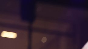 Canelo Álvarez estudia a su rival, el cubano William Scull, en los primeros rounds de la pelea unificatoria de peso supermediano en Riad, Arabia Saudita.