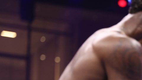 Canelo Álvarez estudia a su rival, el cubano William Scull, en los primeros rounds de la pelea unificatoria de peso supermediano en Riad, Arabia Saudita.