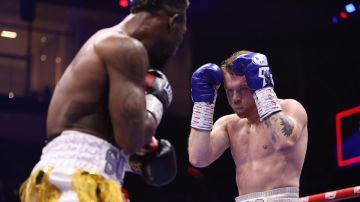 Canelo Álvarez estudia a su rival, el cubano William Scull, en los primeros rounds de la pelea unificatoria de peso supermediano en Riad, Arabia Saudita.