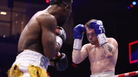 Canelo Álvarez estudia a su rival, el cubano William Scull, en los primeros rounds de la pelea unificatoria de peso supermediano en Riad, Arabia Saudita.
