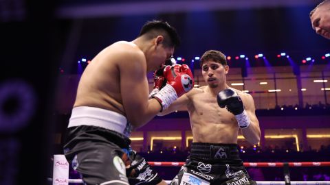 Marco Verde (der.) no tuvo que esforzarse mucho para ganar su debut profesional. Noqueó a Michel Galván Polina en el primer round durante la función encabezada por Canelo Álvarez en Riad, Arabia Saudita.
