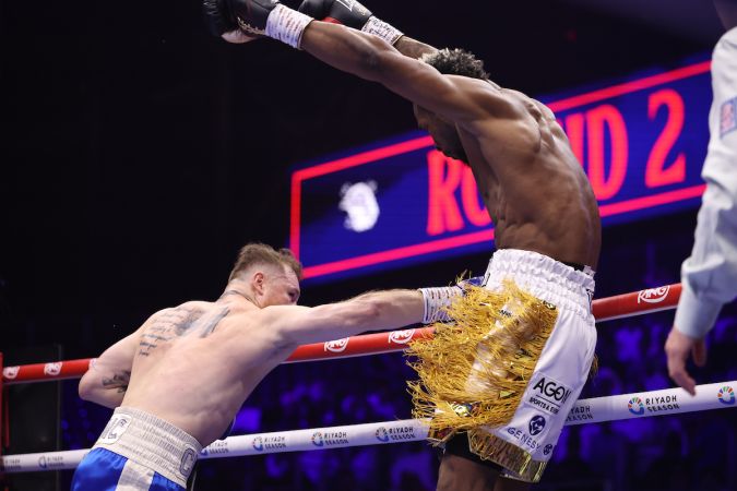 Una escena que se repitió en el ring de Riad: Canelo Álvarez abanicando ante el elusivo William Scull.