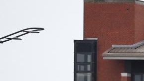 LIVERPOOL (United Kingdom), 26/05/2025.- The scene where a car collided with Liverpool supporters during the trophy parade in Liverpool city centre, Britain, 26 May 2025. A man has been detained after the collision with a number of pedestrians during Liverpool FCs victory parade, Merseyside Police said. (Reino Unido) EFE/EPA/ADAM VAUGHAN