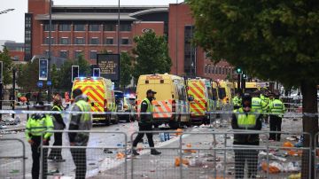 LIVERPOOL (United Kingdom), 26/05/2025.- The scene where a car collided with Liverpool supporters during the trophy parade in Liverpool city centre, Britain, 26 May 2025. A man has been detained after the collision with a number of pedestrians during Liverpool FCs victory parade, Merseyside Police said. (Reino Unido) EFE/EPA/ADAM VAUGHAN