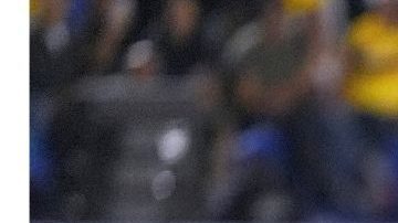 Goalkeeper Kevin Mier of Mexico's Cruz Azul, left, catches the ball past Erick Sanchez of Mexico's America during a CONCACAF Champions Cup first leg quarterfinal soccer match in Mexico City, Tuesday, April 1, 2025. (AP Photo/Eduardo Verdugo)