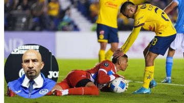Goalkeeper Kevin Mier of Mexico's Cruz Azul, left, catches the ball past Erick Sanchez of Mexico's America during a CONCACAF Champions Cup first leg quarterfinal soccer match in Mexico City, Tuesday, April 1, 2025. (AP Photo/Eduardo Verdugo)