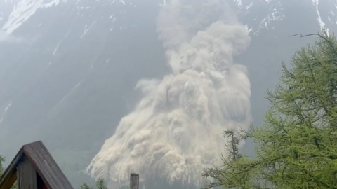 El pueblo en Suiza que quedó sepultado por una avalancha provocada por el derrumbe de un glaciar