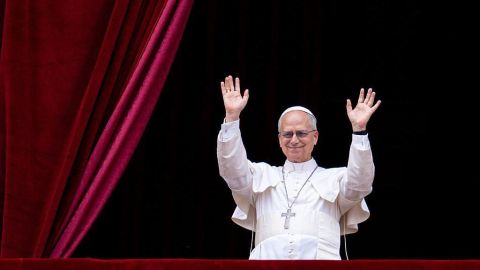 "Nunca más guerra", el papa León XIV pide la paz para Gaza, Ucrania y el mundo en su primer discurso dominical en la Plaza San Pedro