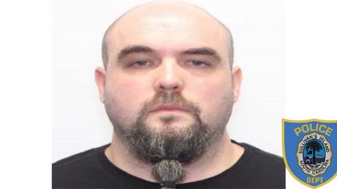 Justin Collin Adams permanecerá detenido sin derecho a fianza y deberá regresar a la corte el próximo 13 de junio.