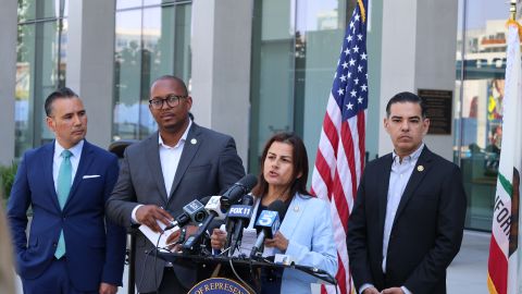 La congresista Nannette Barragán junto al congresista Robert García hablaron del impacto de los aranceles en los puertos de Long Beach y Los Ángeles.