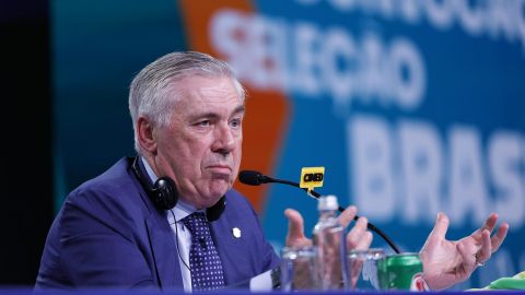 AME1045. RÍO DE JANEIRO (BRASIL), 26/05/2025.- El entrenador italiano Carlo Ancelotti habla en una rueda prensa durante su presentación como nuevo seleccionador de Brasil este lunes, en Rio de Janeiro (Brasil). Ancelotti, presentado como nuevo seleccionador de Brasil, afirmó que se siente muy orgulloso de poder dirigir la "mejor selección del mundo" y de compartir el sueño de los brasileños de conquistar su sexto título mundial. EFE/ Andre Coelho