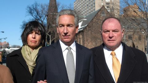 Charles B. Kushner, flanqueado por su esposa Seryl Beth y su abogado Alfred DeCotiis, llega a la Corte Federal de Newark para la sentencia en Newark, Nueva Jersey.