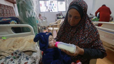 "¿Cómo alguien puede tolerar este horror?": el llanto del embajador de los palestinos en la ONU por la muerte de niños por hambre en Gaza