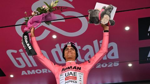 CHAMPOLUC (Italy), 30/05/2025.- Mexican rider Isaac Del Toro of UAE Team Emirates XRG in the overall leader's pink jersey celebrates on the podium after the 19th stage of the Giro d'Italia cycling race over 166 km from Biella to Champoluc, Italy, 30 May 2025. (Ciclismo, Italia) EFE/EPA/LUCA ZENNARO