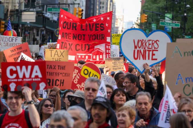 Miles marcharon por las calles de Nueva York el 1 de Mayo en defensa de los trabajadores y protestando contra políticas de la Administración Trump.