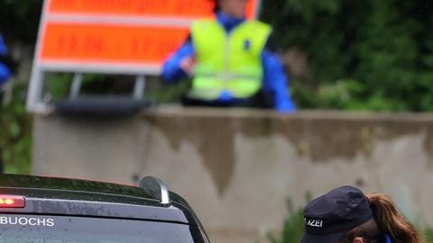 Los servicios de emergencias trabajaban en el lugar de los hechos y llevaban a cabo una operación especial para detener al criminal.